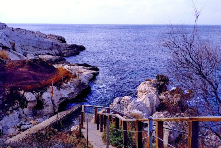 Vue sur la calanque de Saména, dite "première calanque marseillaise". On peut voir, sur la gauche de la photo, un dépôt de matières toxiques. Il est fortement déconseiller de s'y baigner, même si certains téméraires le font quand même, à cause de la tranquillité du lieu, son accès facile, et la beauté de son eau claire.