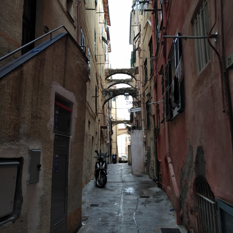 Sanremo. Une rue du centre historique, pas loin du théâtre ARISTON.