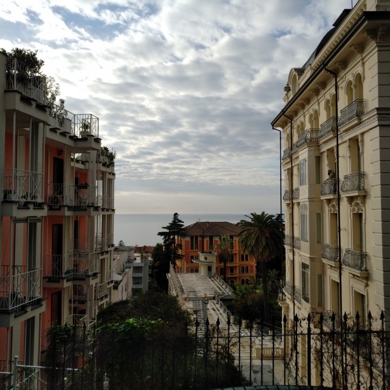 Vue sur la mer à Sanremo. Photo prise des quartiers résidentiels, dans les hauteurs.