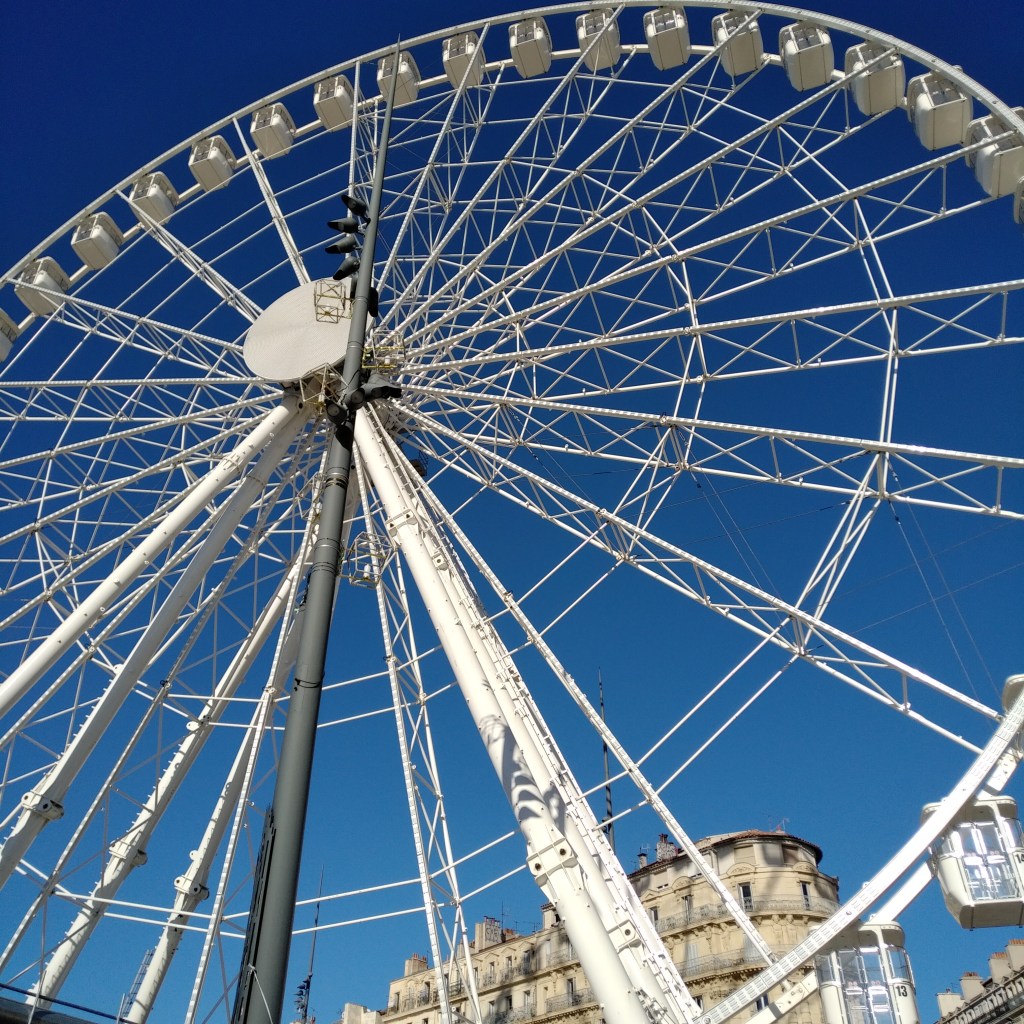 Grande roue sur le Vieux-Port à Marseille.