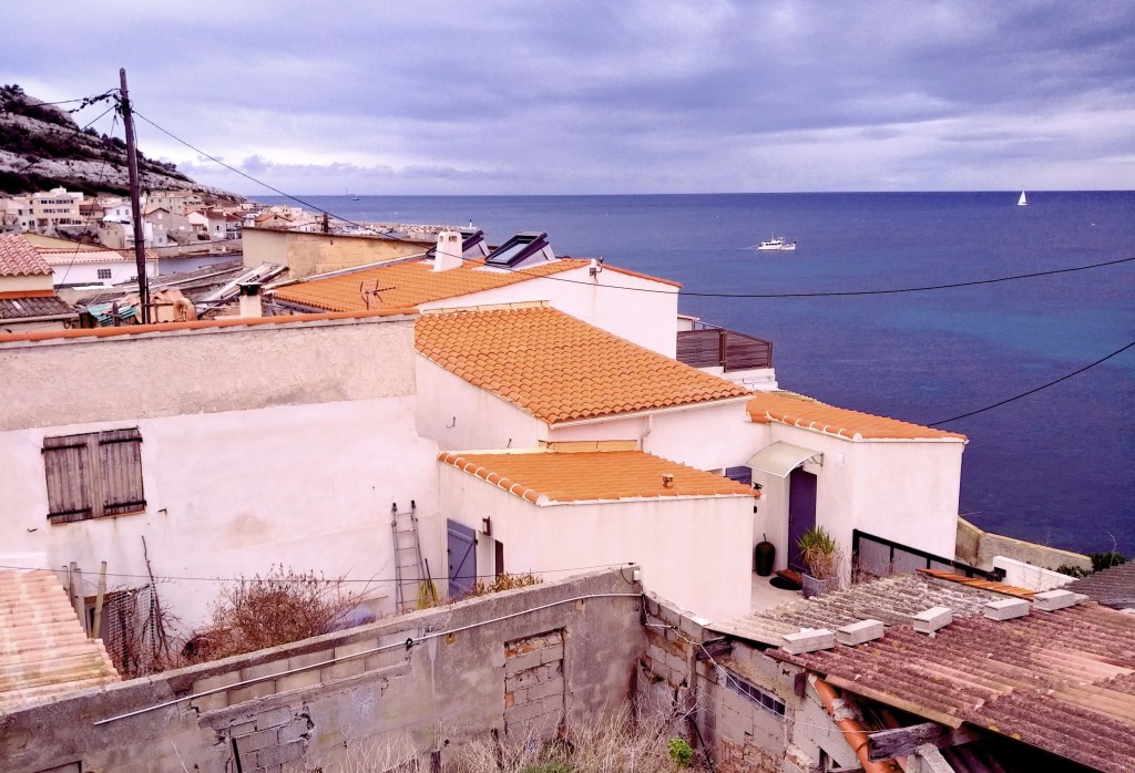 Village de la Madrague, avec ses vieux cabanons mangés par le sel et le vent, et ses ateliers d'artistes.
