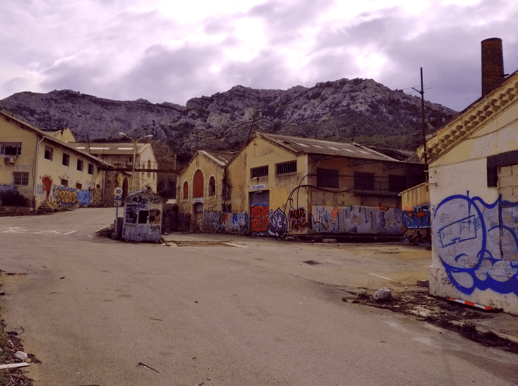 Usine Legré-Mante, abandonnée en attente d'être reprise, peut-être et au grand désespoir des habitants du coin, par des promoteurs immobilier qui voudraient profiter de la vue magnifique que le site offre sur les Goudes et l'île Maïre.