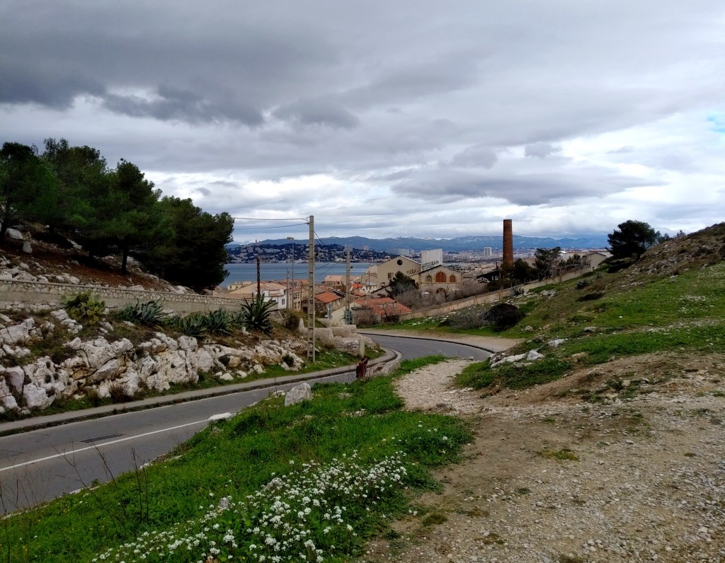 Vue sur l'usine et, au loin, le quartier du Roucas Blanc.