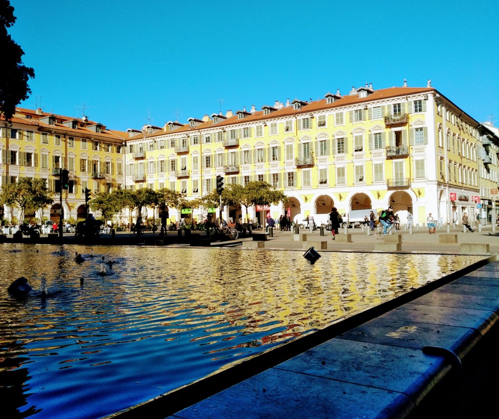 Place Garibaldi dans le Vieux-Nice. On reconnaît l'Italie à la couleur des façades et à la forme ingénieuse des volets escamotables.