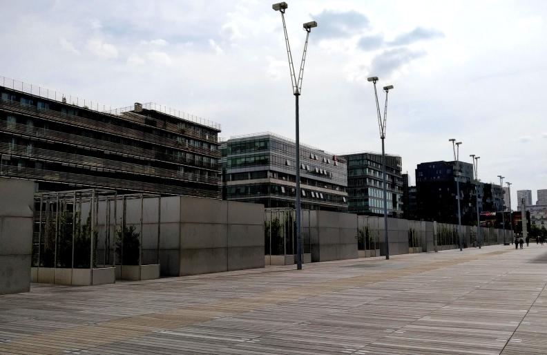 Promenade dans le quartier de la Bibliothèque Nationale de France, à Paris. 